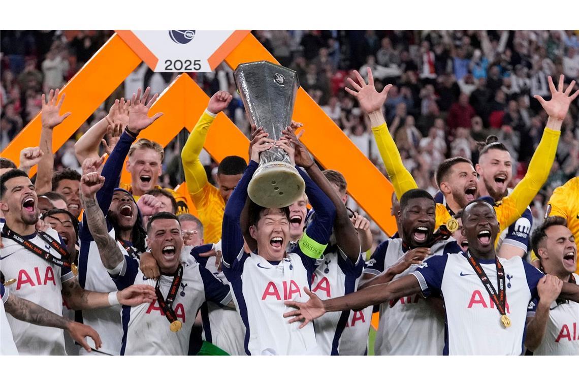 Bilder des Tages Tottenhams Son Heung-min hält den Pokal nach dem Sieg im Europa-League-Finale und jubelt mit seiner Mannschaft.
