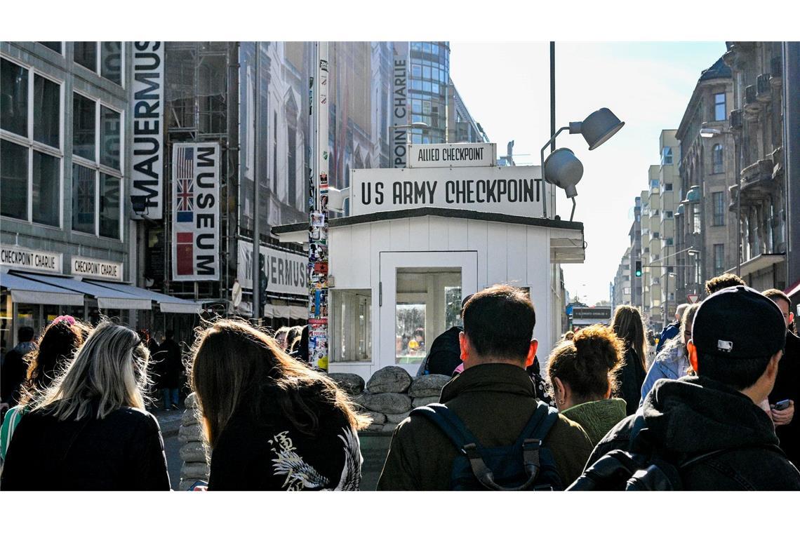 Ist Berlin out? Deutsche Hauptstadt kein Trendziel mehr Touristen sind am Kontrollhaus am Checkpoint Charlie vor dem "Mauermuseum - Museum Haus am Checkpoint Charlie" zu sehen. (Archivbild)