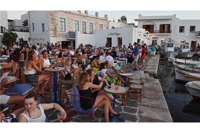 Touristenandrang auf der  Insel Paros: 2024 meldete Griechenland mit 36 Millionen Besuchern einen  Urlauber-Rekord.