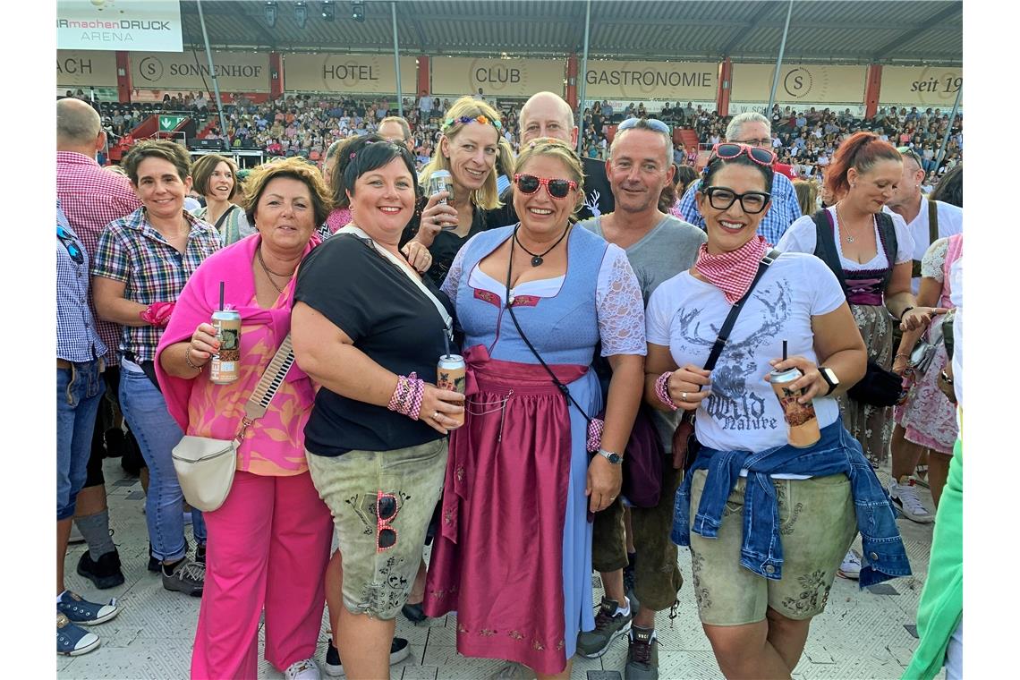 Tracht, Sonnenbrille, Bier - alles da, was da sein muss. 