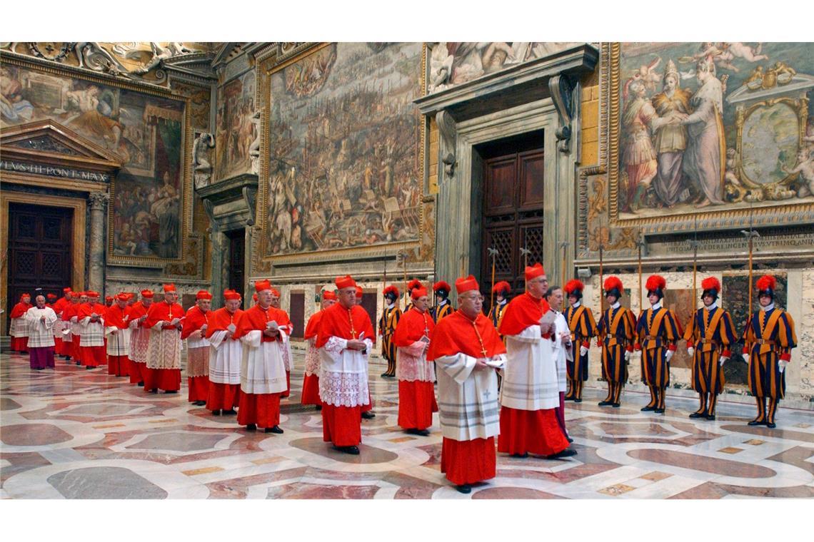 Geschlossene Gesellschaft: Wie läuft die Papstwahl ab? Tradition: Auf dem Weg zum Konklave im Jahr 2005. (Archivbild)
