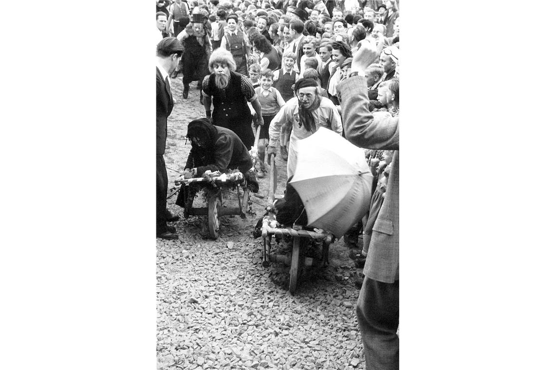 Die Geburtsstunde der Freizeitparks Tradition wird in Tripsdrill groß geschrieben: Das Schubkarren-Rennen zum Beispiel exisitiert seit Jahrzehnten.