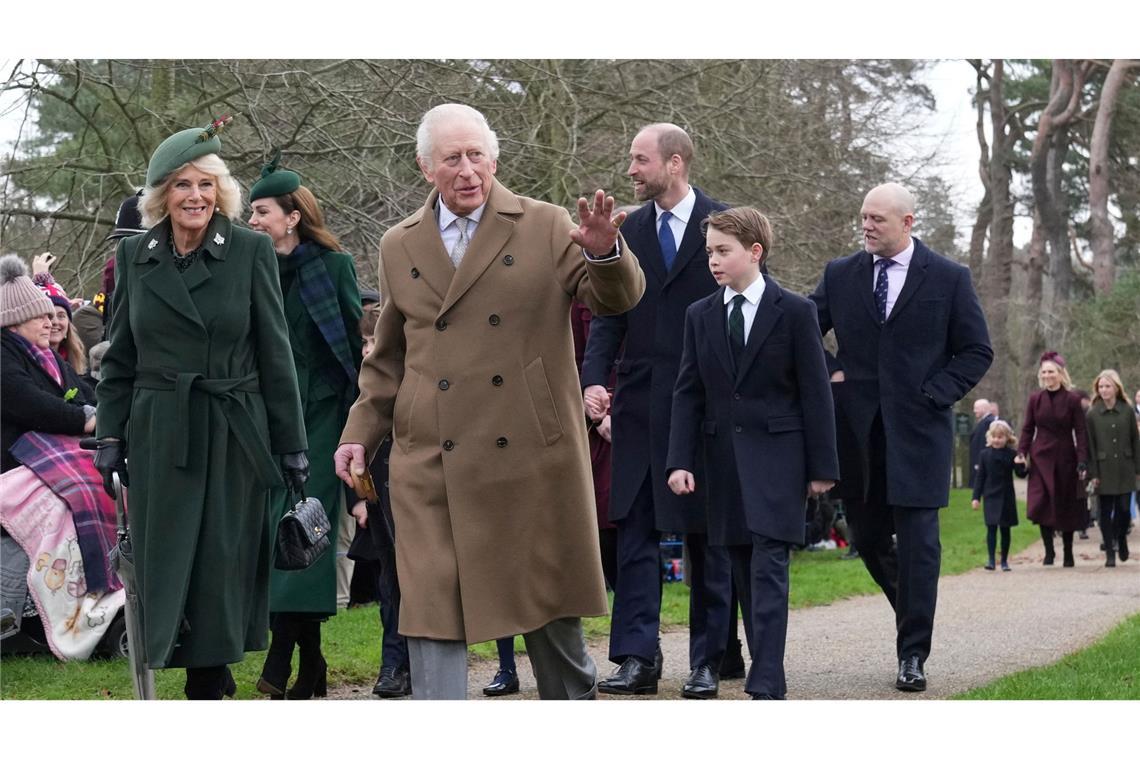Fans beschenken Kate und Kinder beim royalen Weihnachtsfest Traditionell gehen die Royals die kurze Strecke zum Gottesdienst zu Fuß.