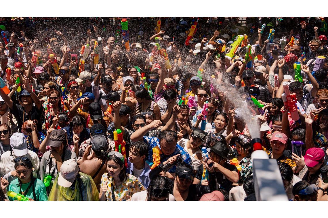 Traditionell reisen Touristen aus aller Welt zu der riesigen Wasser-Sause an.