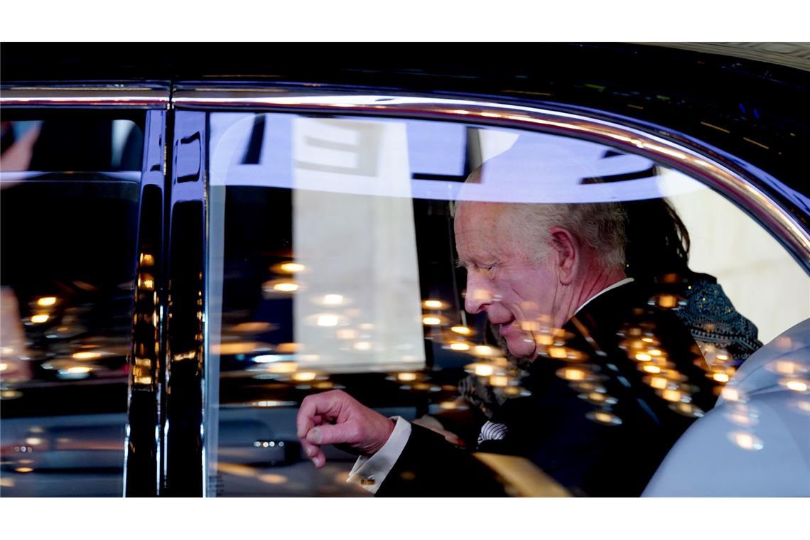 Happy Birthday Your Majesty! König Charles feiert Geburtstag Traditionell werden am Geburtstag des Königs Kanonenschüsse abgefeuert.