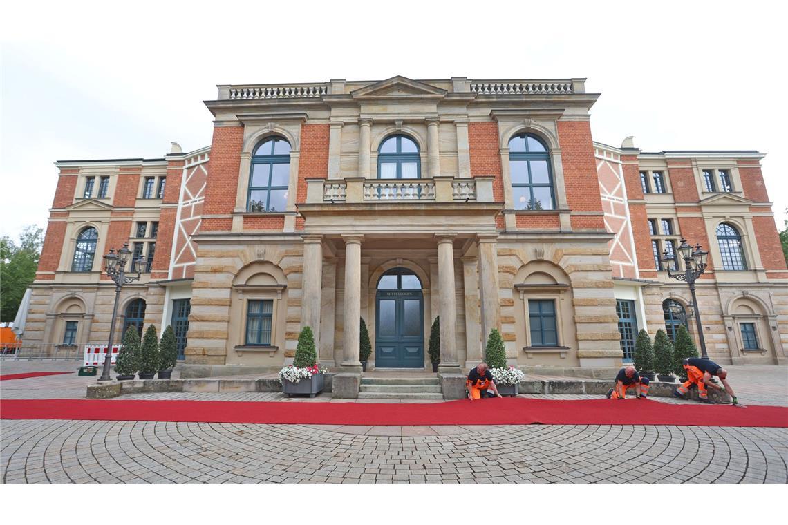 Kanzler Merz will Wagner-Festspiele in Bayreuth besuchen Traditionell wird zum Festspiel-Auftakt der rote Teppich für die Prominenz ausgerollt. (Archivbild)