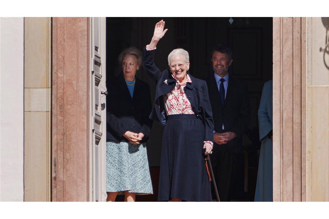Königin Margrethe - Eine besondere Dänin wird 85 Traditionsgemäß winkt Margrethe an ihrem Geburtstag dem Volk zu. (Archivbild)