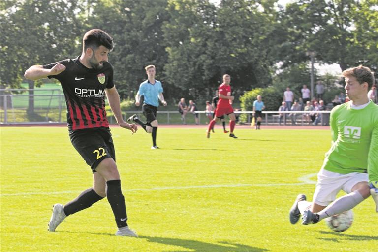 Traf gegen SchwaikheimII insgesamt viermal, verlor mit dem TSC am Ende aber 5:6 nach Verlängerung: Georgios Michailidis. Foto: R. Steinemann