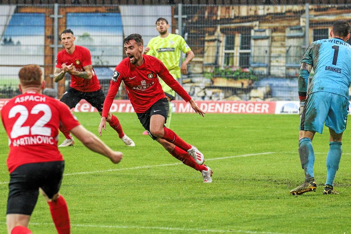 Die SG Sonnenhof gibt noch nicht auf Traf zum entscheidenden 1:0: Marco Hingerl (rechts). Aspach bejubelte im Kellerduell gegen Zwickau einen verdienten 1:0-Erfolg. Foto: A. Becher