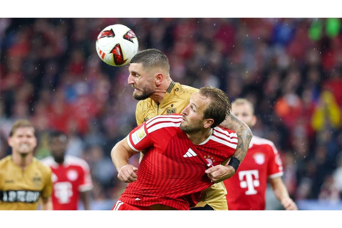 Trafen immer wieder aufeinander: Stuttgarts Jeff Chabot (links) und Bayerns Harry Kane (rechts).