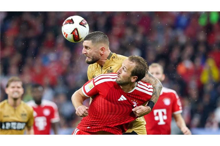 Trafen immer wieder aufeinander: Stuttgarts Jeff Chabot (links) und Bayerns Harry Kane (rechts).