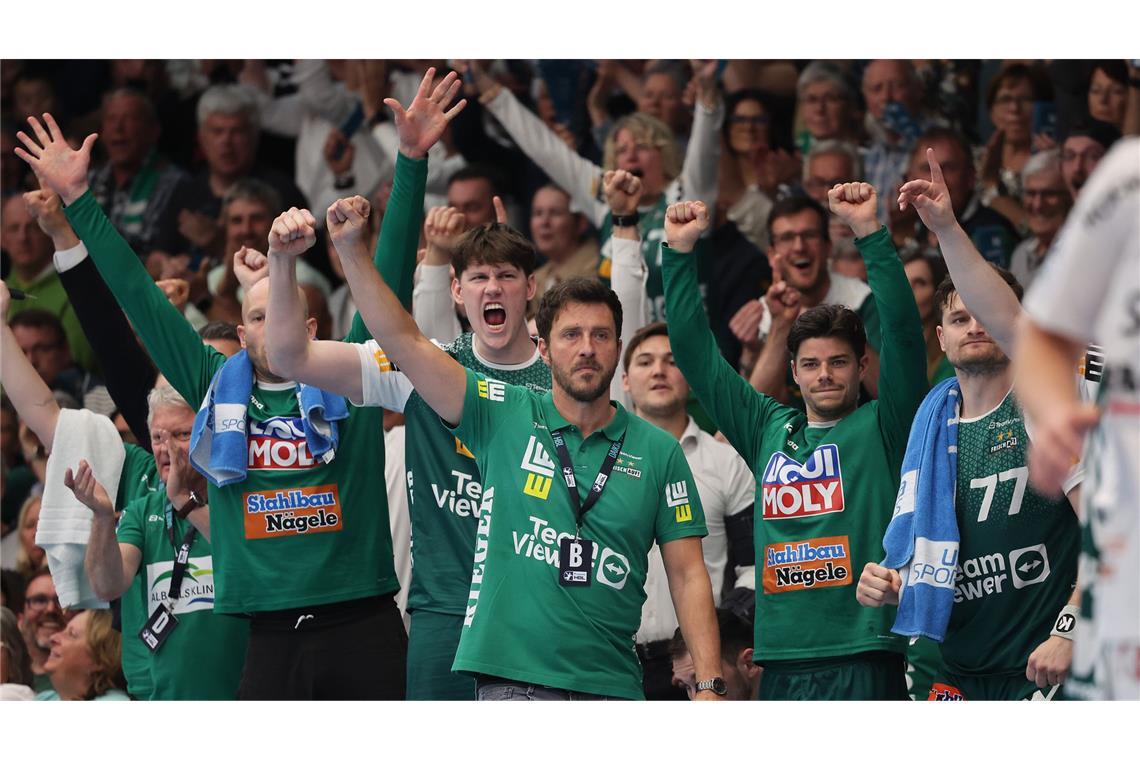 Nicht schön, aber spannend – Frisch Auf siegt im Abstiegskrimi Trainer Ben Matschke und das Frisch-Auf-Team jubeln.