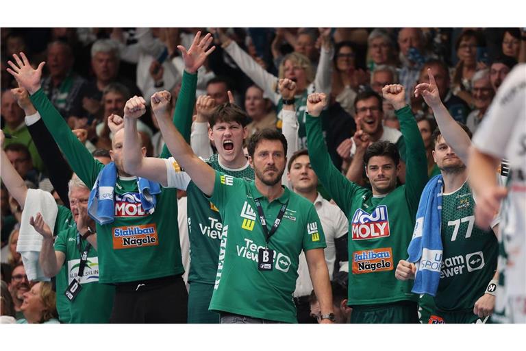 Trainer  Ben Matschke und seine Spieler bejubeln den Heimsieg gegen den HC Erlangen.