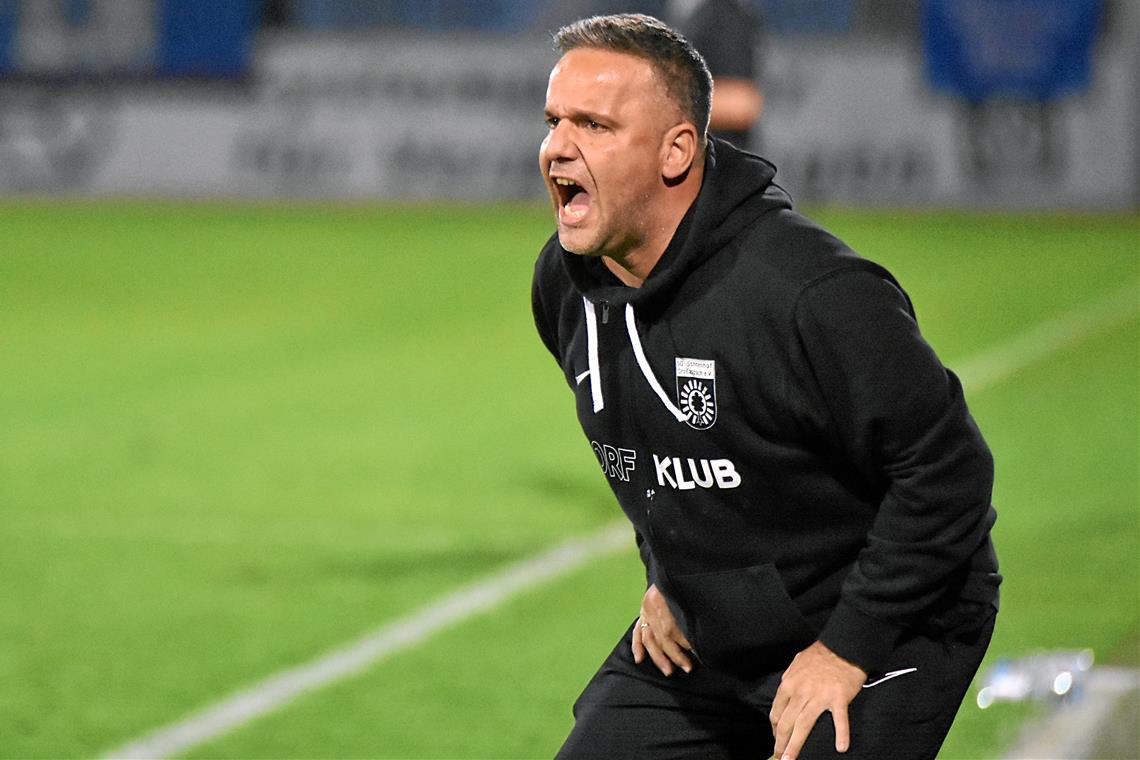 Großaspach und Kickers liefern sich ein Topduell, das diesen Namen auch verdient Trainer Evangelos Sbonias trieb Aspach von der Seitenlinie immer wieder an. Letztendlich ohne Erfolg: Die SG nutzte ihre Chancen nicht und wurde zum Schluss ausgekontert.