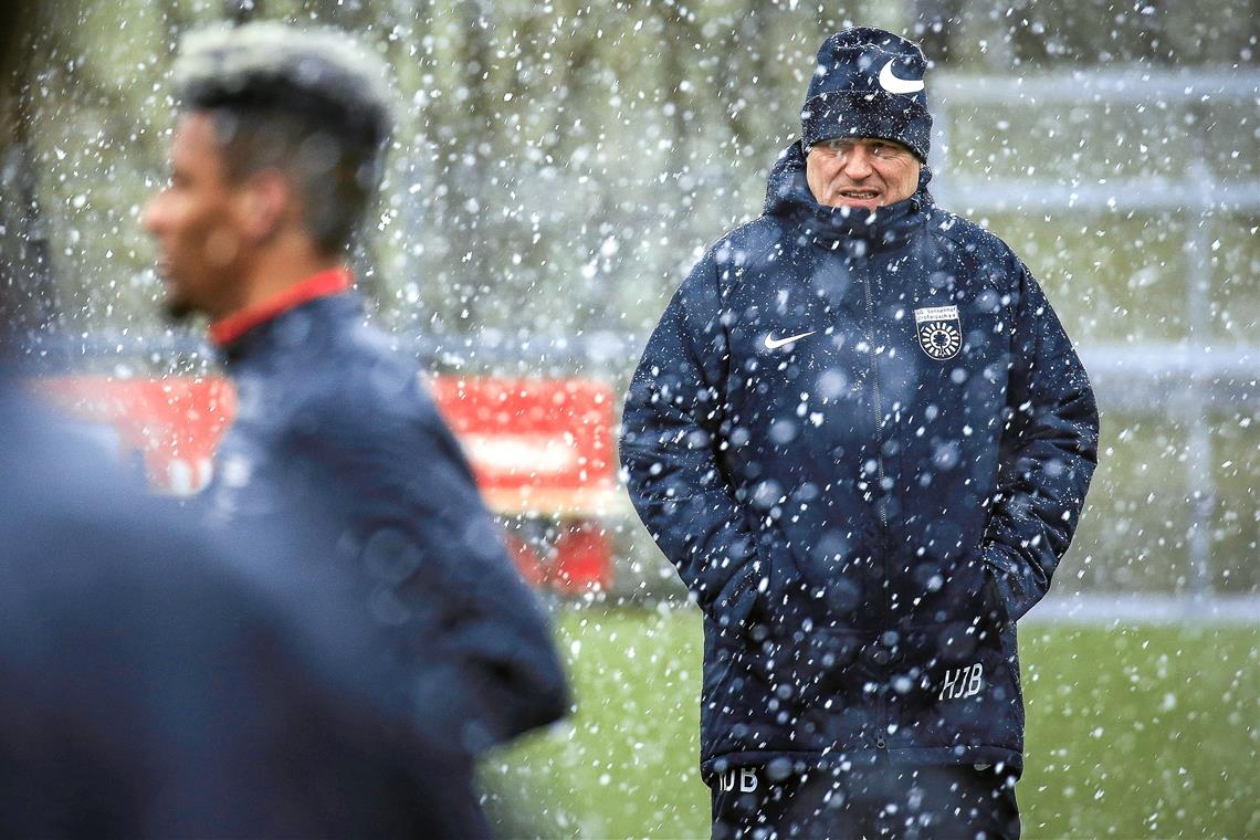 Trainer Hans-Jürgen Boysen blickt trotz des Winterwetters den kommenden Regionalliga-Spielen zuversichtlich entgegen. Foto: A. Becher