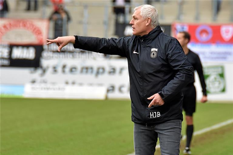 Trainer Hans-Jürgen Boysen gibt Großaspachs Fußballern den Weg vor, mit dem die SG Sonnenhof das Fußballwunder doch noch schaffen will. Dafür braucht der Vorletzte heute im Heimspiel gegen den Tabellendritten Unterhaching aber einen Überraschungssieg. Foto: T. Sellmaier