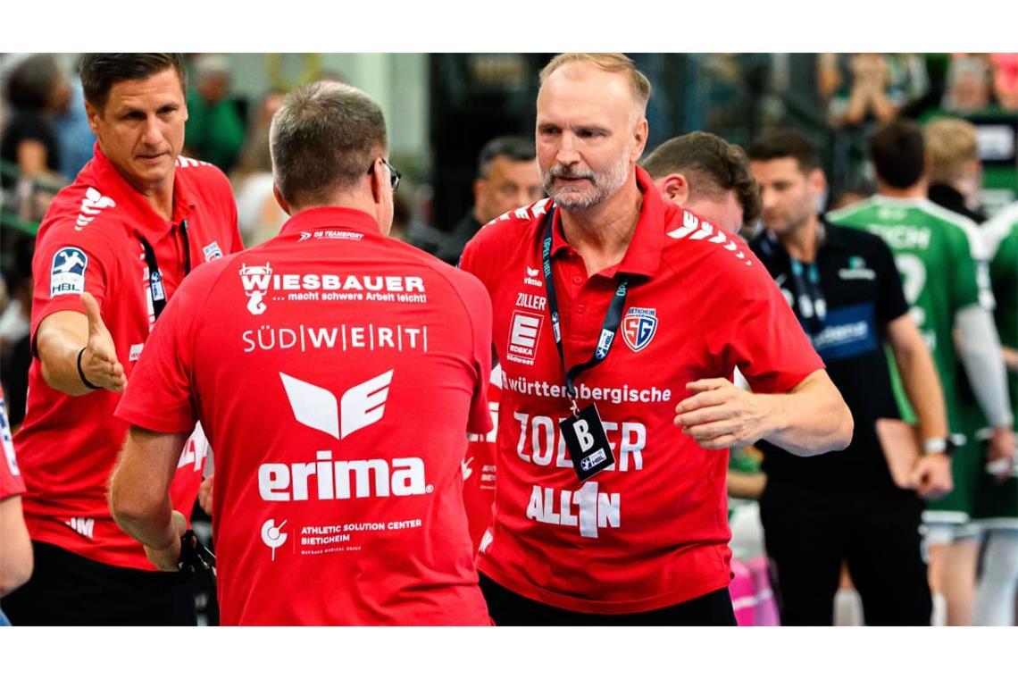 Trainer Hartmut Mayerhoffer (re.) freut sich über den Auswärtssieg von Aufsteiger SG BBM Bietigheim zum Auftakt der neuen Saison in der Handball-Bundesliga.