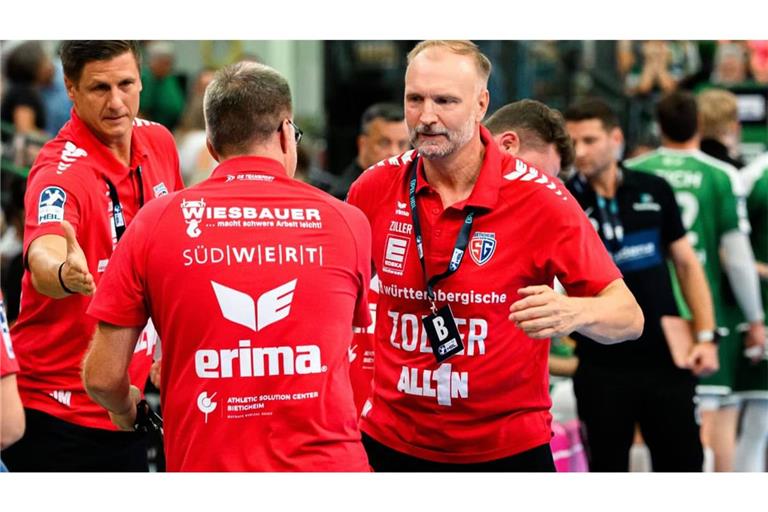 Trainer Hartmut Mayerhoffer (re.) freut sich über den Auswärtssieg von Aufsteiger SG BBM Bietigheim zum Auftakt der neuen Saison in der Handball-Bundesliga.