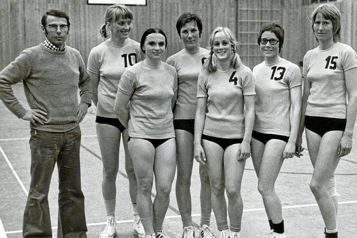 Erste Schritte auf dem Weg zu alten Erfolgen Trainer Heiner Wolf präsentierte sich mit den Backnanger Basketballerinnen in den 70ern für kurze Zeit sogar in der höchsten deutschen Spielklasse. Einige Jahre lang war die TSG-Mannschaft um Helga Wolf (Foto rechts, Nummer 6) mit das Beste, was Württemberg in dieser Sportart im Frauenbereich zu bieten hatte. Fotos: K. Koehler