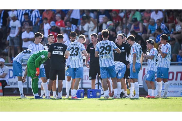 Trainer Holger Bachthaler gibt Anweisungen während einer Trinkpause im Zweitrundenspiel beim FC Rottenburg&nbsp;– die Hürde beim Verbandsligisten meisterten die Blauen beim 6:0 souverän.
