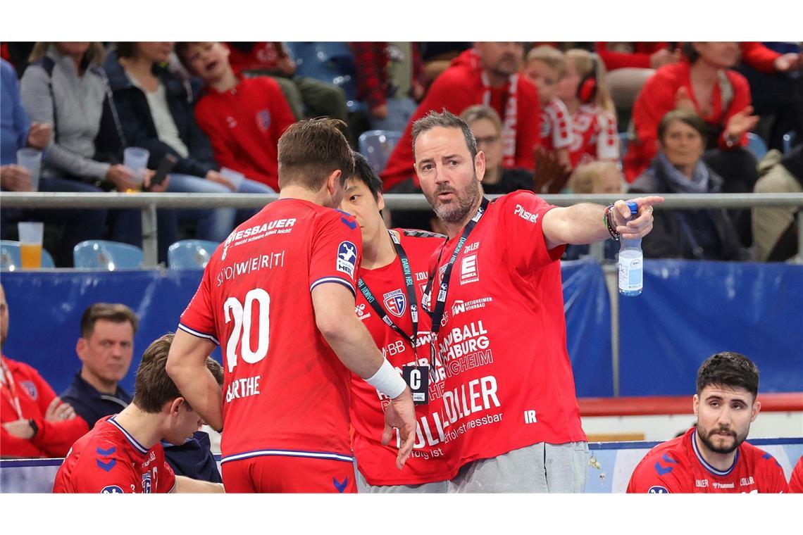 Romero-Team feiert ersten Heimsieg der Saison Trainer Iker Romero und sein verlängerter Arm auf dem Spielfeld, der am Samstag überragende Paco Barthe.