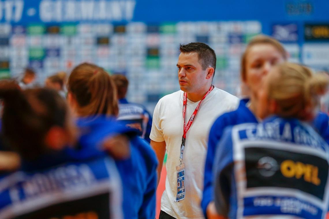 Neue Bundesliga-Saison im neuen Modus Trainer Jens Holderle blickt noch mit etwas Skepsis der Runde mit der Frauenmannschaft entgegen. Foto: A. Becher