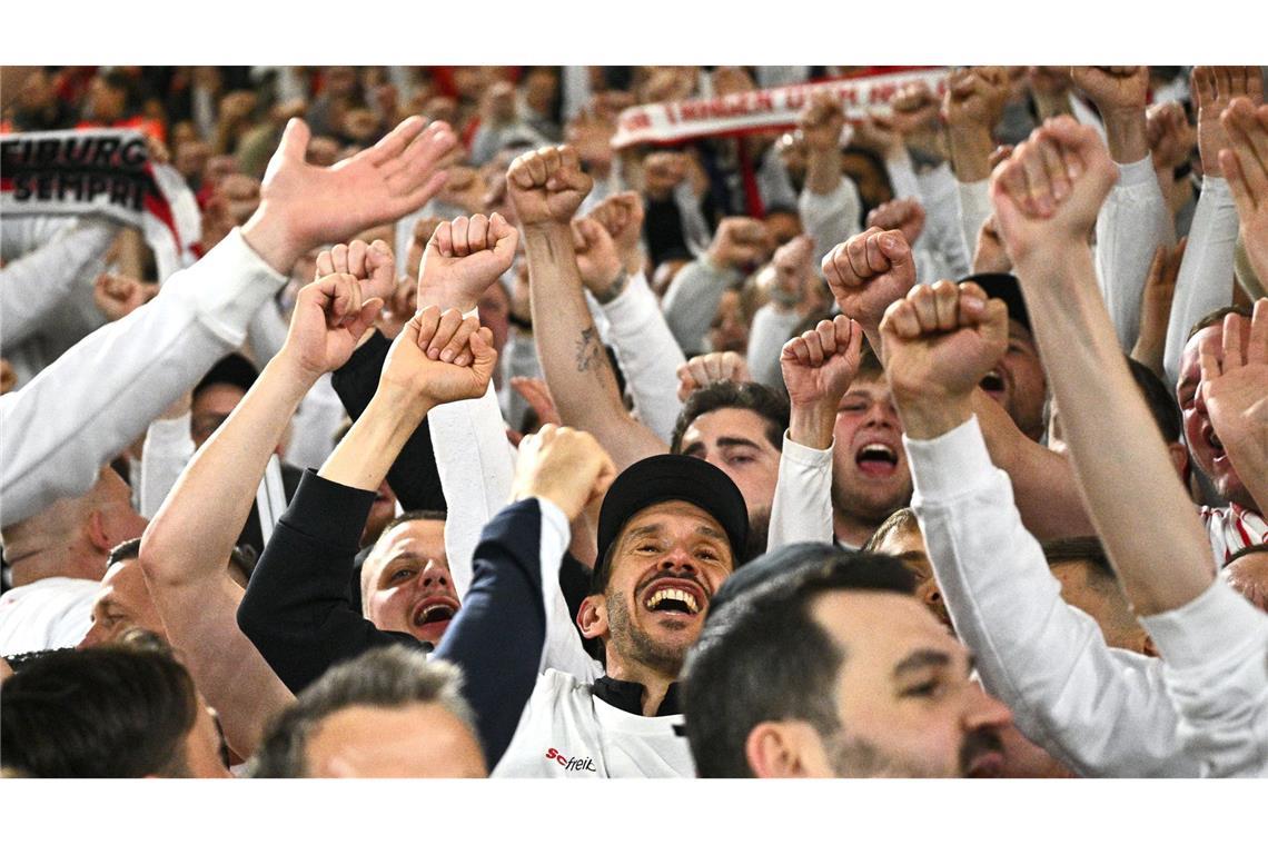 Trainer Julian Schuster vom SC Freiburg feiert mit Fans den Sieg gegen den SC Braga und den Einzug ins Europa-League-Finale.