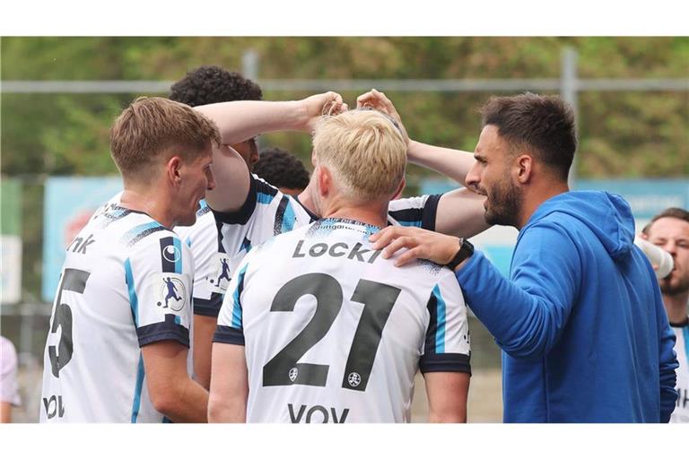 Trainer Kerem Arslan und seine Spieler Per Lockl und Nico Blank (v. re.): Die Kickers wollen in der Erfolgsspur bleiben.