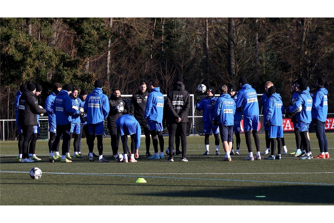 Niklas Antlitz geht – Rückkehrer David Stojak beim Trainingsstart schon dabei Trainer Marco Wildersinn: Erste Ansprache vor der Mannschaft auf dem Platz