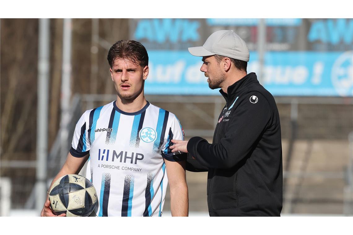 Trainer Marco Wildersinn gibt Mario Borac Anweisungen.