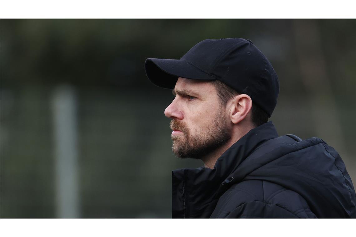 Endgültiger Abschied aus dem Aufstiegsrennen Trainer Marco Wildersinn mit enttäuschter Miene – die Kickers müssen endgültig abreißen lassen.