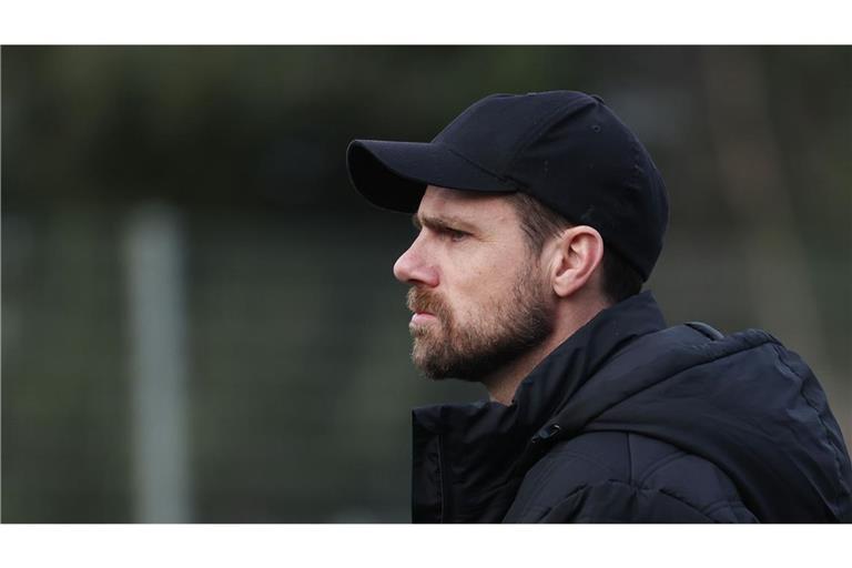 Trainer Marco Wildersinn mit enttäuschter Miene – die Kickers müssen endgültig abreißen lassen.
