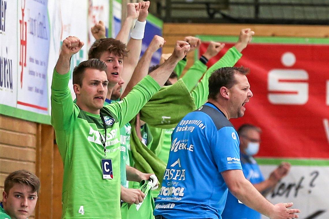 Trainer Matthias Heineke und die HCOB-Handballer wollen im morgigen Heimspiel alles geben, um die Überraschung noch zu schaffen. Foto: A. Becher