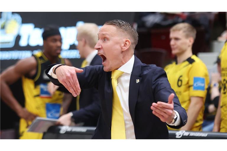 Trainer Mikko Riipinen schreit sich den Frust von der Seele.