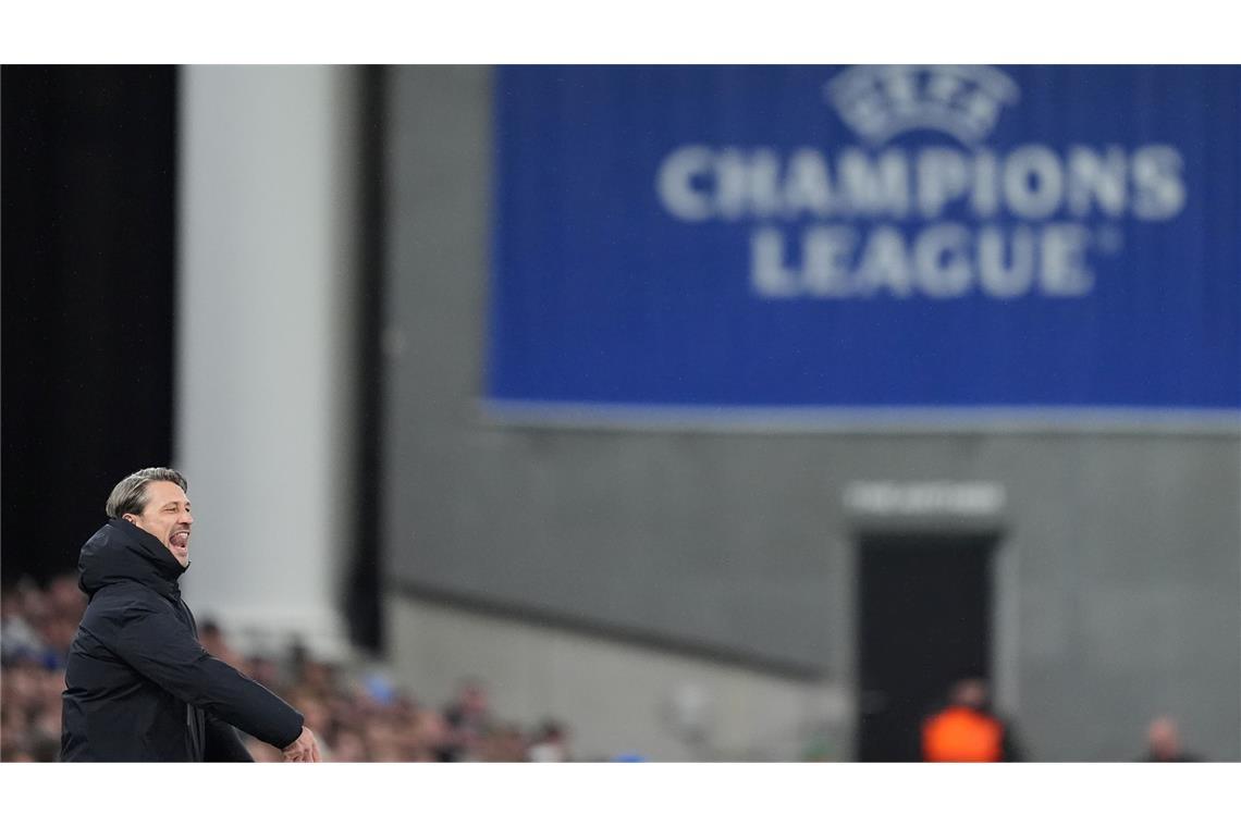 Trainer Niko Kovac von Borussia Dortmund gestikuliert beim Spiel gegen den FC Kopenhagen am Spielfeldrand.