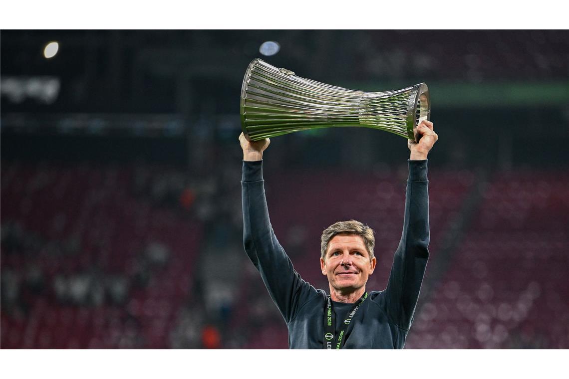 Trainer Oliver Glasner von Crystal Palace feiert mit der Trophäe nach dem Finale in der Conference League.