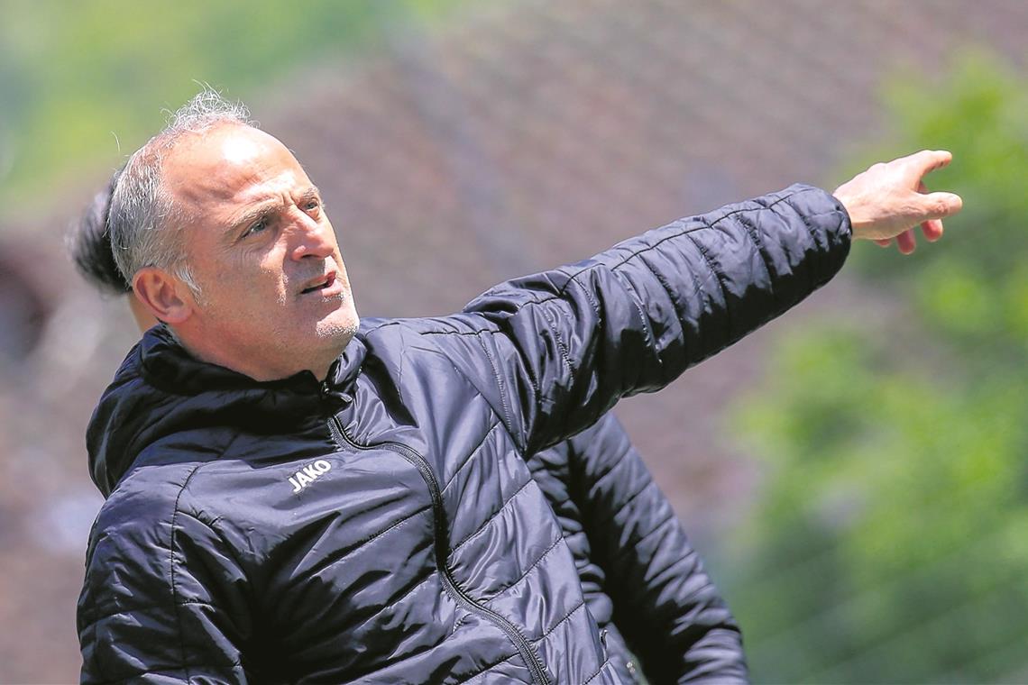 TSC Murrhardt will erste Hürde nehmen Trainer Onufrios Michailidis zeigt die Richtung für die Fußballer des TSC Murrhardt an. Foto: A. Becher