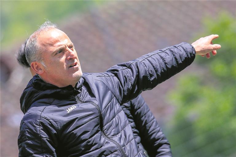 Trainer Onufrios Michailidis zeigt die Richtung für die Fußballer des TSC Murrhardt an. Foto: A. Becher