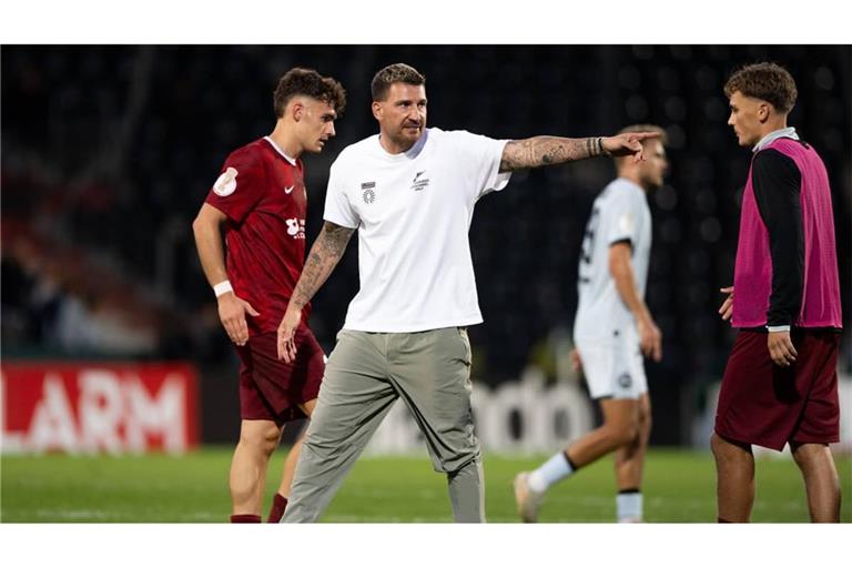 Trainer Pascal Reinhardt, hier vor der Verlängerung des DFB-Pokal-Erstrundenspiels gegen Arminia Bielefeld, will auch gegen den FC Augsburg mit der SG Sonnenhof bestehen.