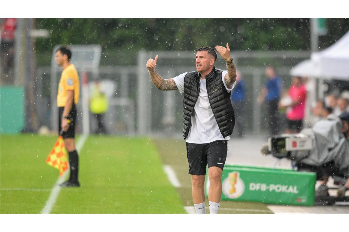 Trainer Pascal Reinhardt von Sonnenhof Großaspach gibt am Spielfeldrand Anweisungen.