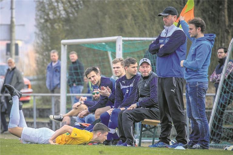 Trainer Steffen Gentner (Zweiter von rechts) empfängt mit dem SC Fornsbach die Spvgg Kirchenkirnberg. Foto: A. Becher