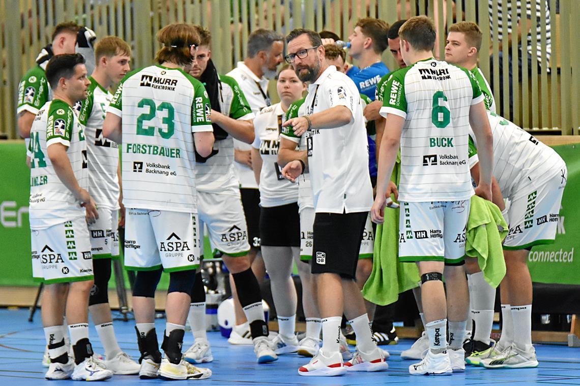 HCOB ist gekommen, um nicht gleich wieder gehen zu müssen Trainer Stephan Just (Mitte) schwört das HCOB-Team auf die Herausforderungen der Zweitliga-Saison ein. Foto: Tobias Sellmaier