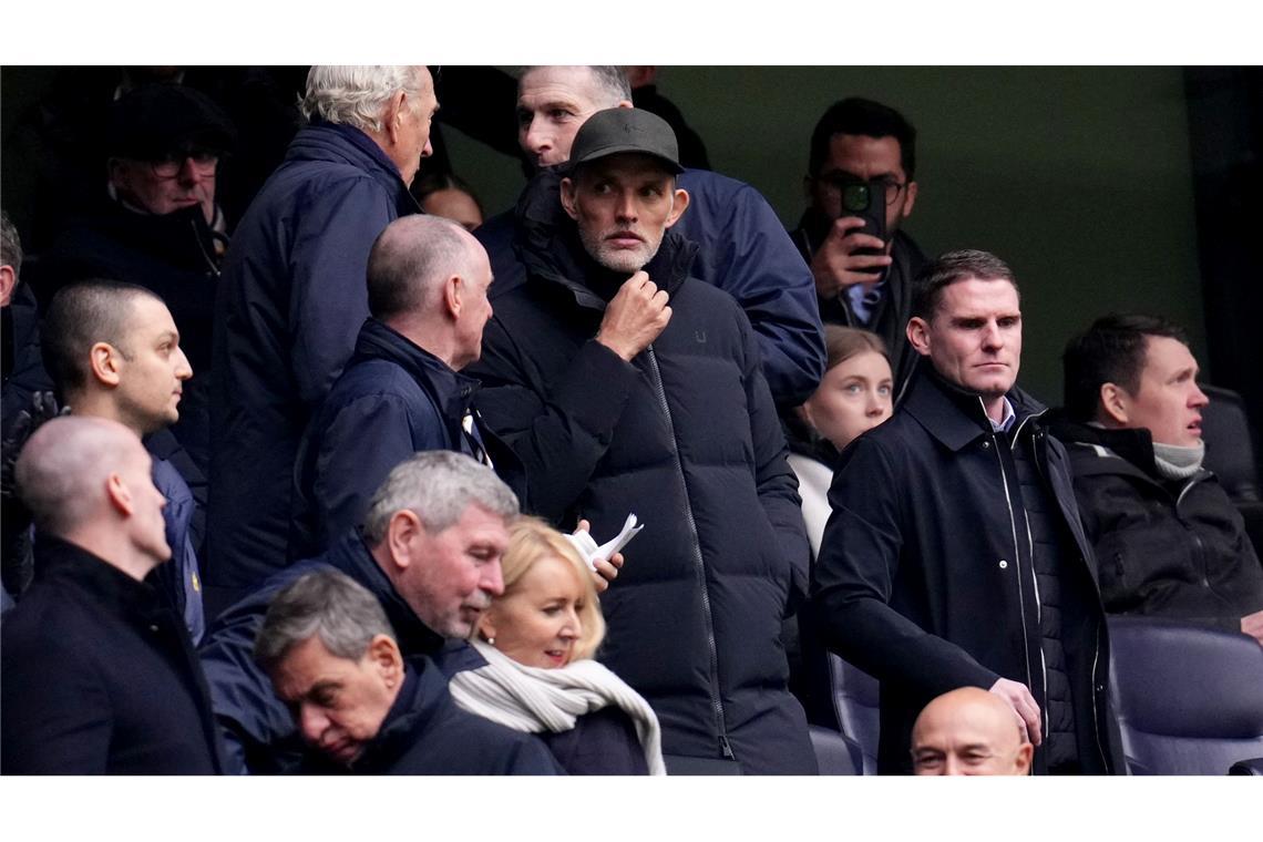 Englands Nationalcoach Tuchel: Stadiontour zum Amtsantritt Trainer Thomas Tuchel (l) auf der Tribüne.