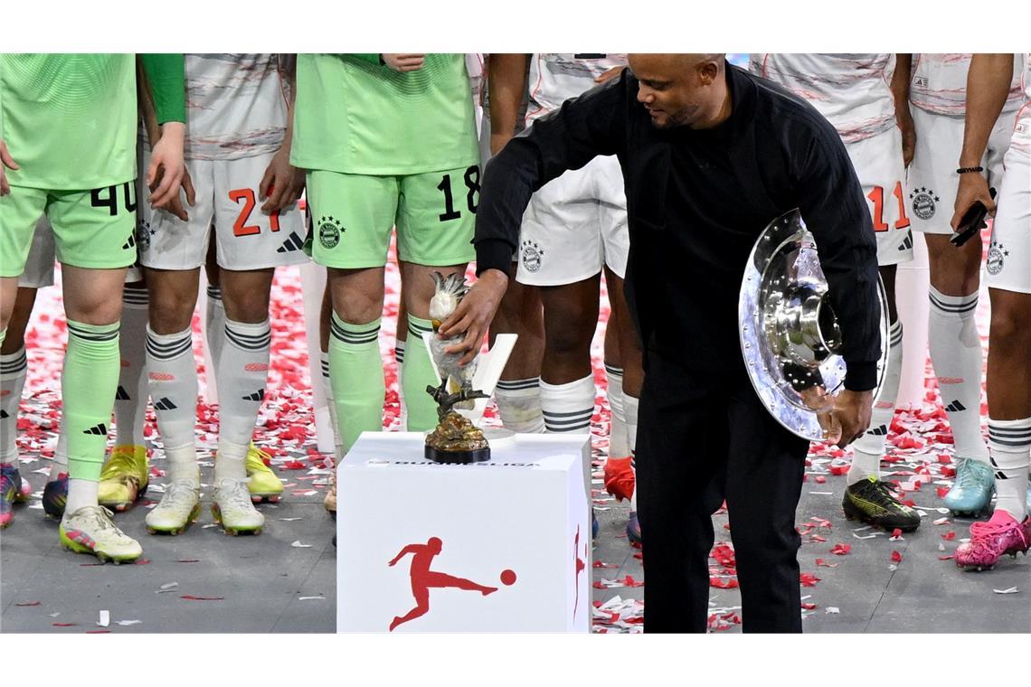 Müller-Abschied mit Pointe und Kakadu - "Wird ewig wirken" Trainer Vincent Kompany bringt einen Porzellan-Kakadu mit.