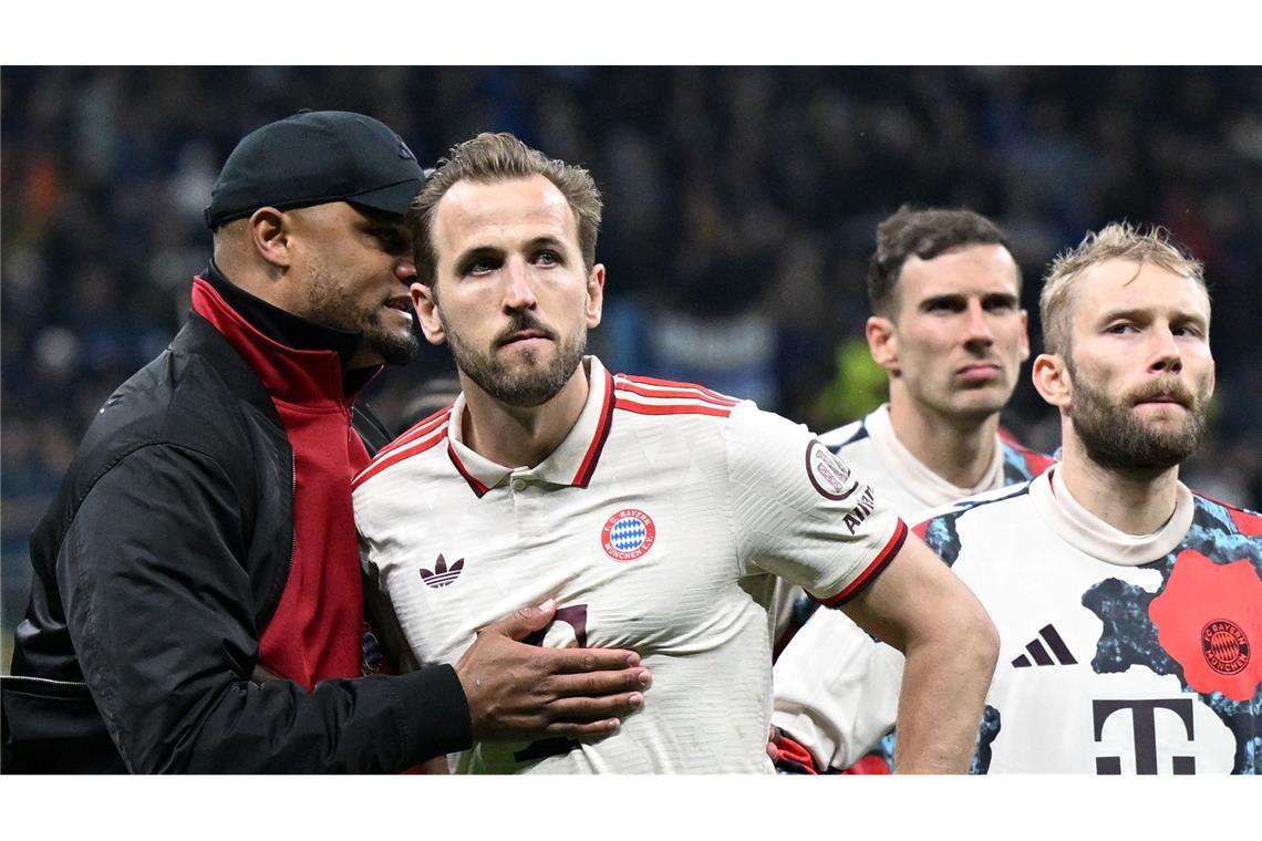 Müllers Abschiedsschmerz und Kimmichs Klartext Trainer Vincent Kompany (l) spricht mit dem tief enttäuschten Torjäger Harry Kane nach dem Viertelfinal-Aus.
