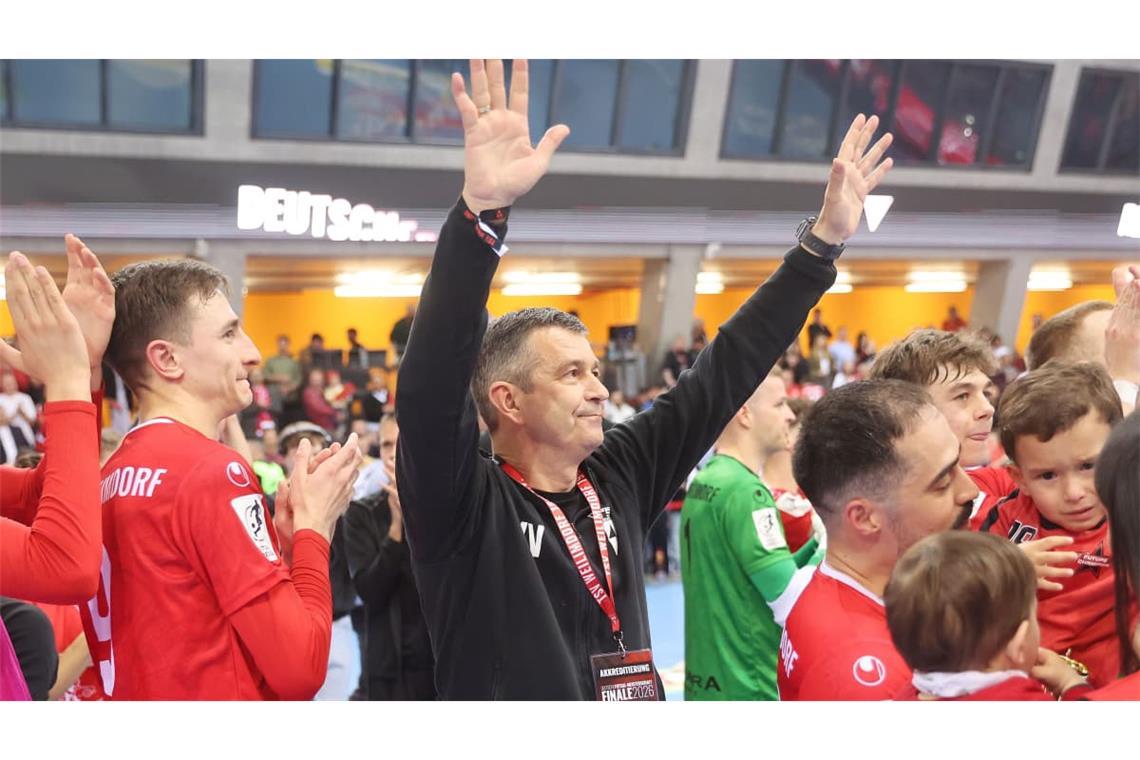 Trainer Vojkan Vukmirovic jubelt über den Gewinn der Deutschen Futsal-Meisterschaft nach dem Finale in der Scharrena&nbsp;– nur will er mit dem TSV Weilimdorf den Titel verteidigen.
