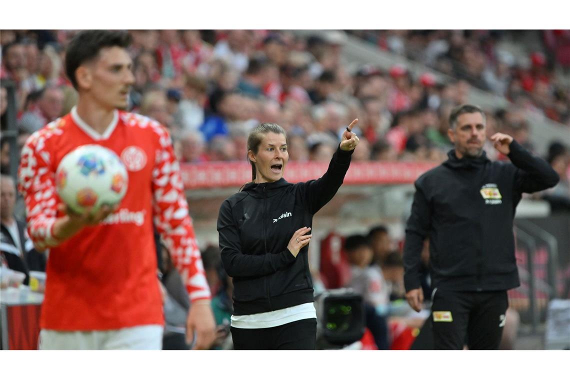 Trainerin Marie-Louise Eta vom 1. FC Union Berlin gestikuliert beim Spiel gegen den FSV Mainz 05.