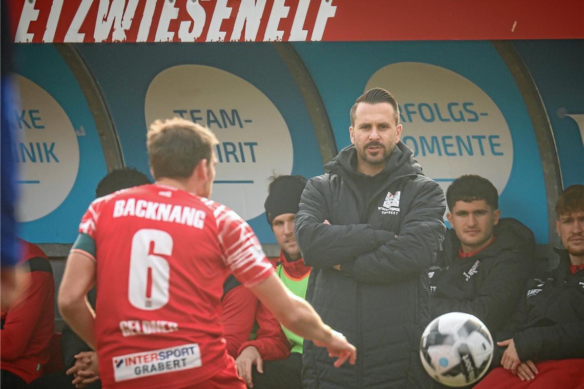 Mario Marinic: „Neue Erfahrung für mich, als Feuerwehrmann zu agieren“ Trainerrückkehrer Mario Marinic hat bei der Etzwiesenelf um Kapitän Julian Geldner schon wieder alles im Blick. Foto: Alexander Becher