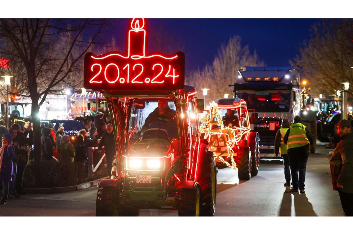 Bilder des Tages Traktor-Lichterfahrt in Magdeburg zum Gedenken an die Opfer des Anschlags vom 20.12.2024