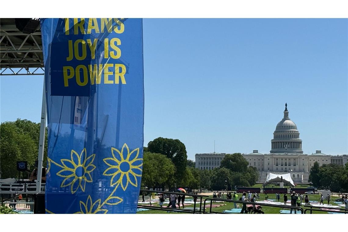 Angst, Widerstand - Wie Transpersonen unter Trump leben „Trans joy is power“ steht auf einem Banner an einer Bühne vor dem Kapitol am ersten Tag der Worldpride.
